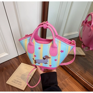 Détail du sac seau à rayures roses avec motif teckel sur un sol en bois rustique