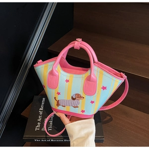Détail du sac seau teckel avec poignées roses et motif à rayures artistiques