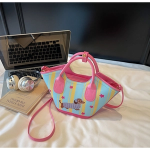 Détail du sac seau teckel avec rayures bleues et décorations d'étoiles roses