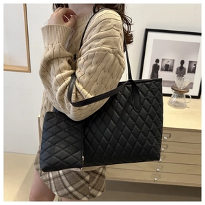 Détail du set de cabas noir matelassé avec pochette assortie dans une scène de vie