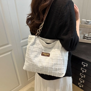 Witte tote bag met wafelpatroon, kettingriem en leren logo voor dagelijks woon-werk
