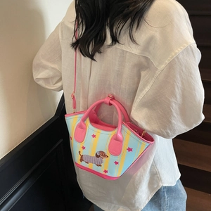 Mini sac seau bleu avec motif teckel et bandoulières roses porté à l'épaule pour femme