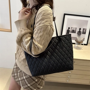 Grand sac cabas noir matelassé pour femme avec anses en cuir pour le quotidien