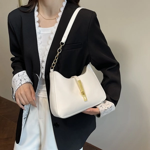 Sac hobo en cuir blanc avec boucle dorée et bandoulière en chaîne pour femmes