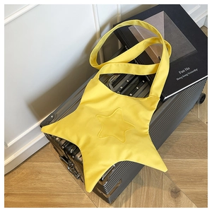 Détail d'un sac à bandoulière en nylon jaune vif en forme d'étoile avec matelassage