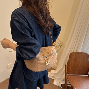 Sac à bandoulière kaki minimaliste pour femme avec tissu texturé et double fermeture