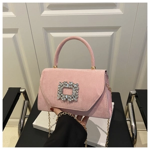 Dettaglio borsa rosa in finto scamosciato con fibbia quadrata in strass e catena dorata
