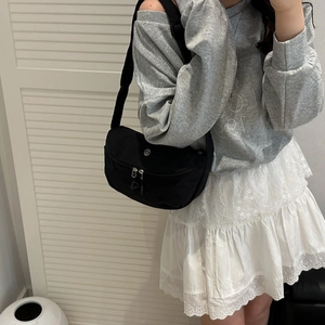 Sac bandoulière minimaliste en nylon noir pour femme avec deux fermetures éclair avant