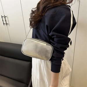 Sac à bandoulière argenté minimaliste au fini métallisé avec une chaîne élégante pour femme