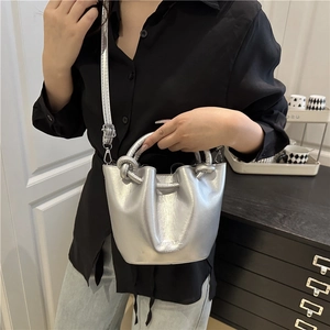 Sac seau argenté métallisé avec poignée nouée pour femme, porté à l'épaule
