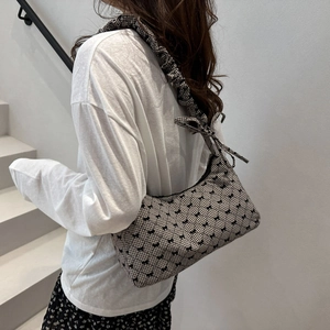Sac sous le bras à carreaux noir et blanc avec imprimé nœud et bandoulière froncée