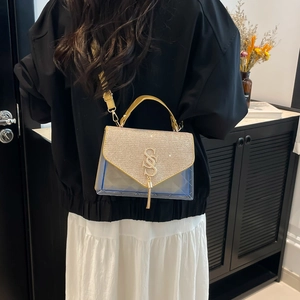 Sac bandoulière carré en PVC transparent avec paillettes dorées, pompon et sangle jaune