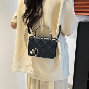 Borsa a tracolla quadrata trapuntata nera con dettagli dorati e catena elegante
