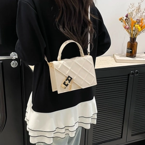 Borsa trapuntata color crema con catena dorata e chiusura in metallo da donna