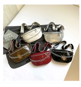 Gruppenfoto bunter Satteltaschen aus glänzendem Leder mit dicken Silberketten