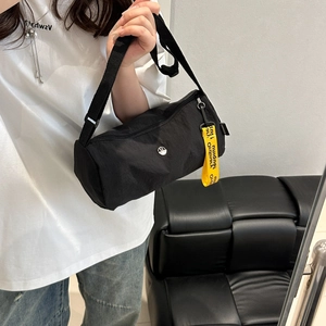 Wasserdichte schwarze Nylon-Umhängetasche mit stylischem gelbem Logo-Gurt für den Alltag