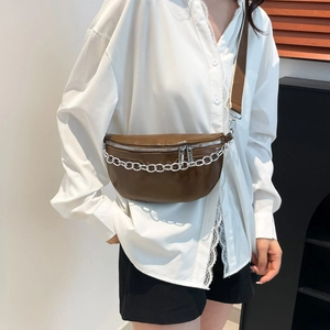 Braune Halbmond-Satteltasche mit Silberkette und breitem Gurt am Modell