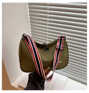 Détail du sac bandoulière vert armée avec une large sangle rayée en trois couleurs