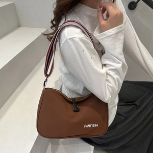 Sac bandoulière en nylon marron avec sangle à rayures tricolores et logo blanc imprimé
