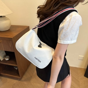 Sac bandoulière blanc avec large bandoulière tricolore et design cuir minimaliste