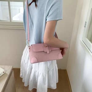 Sac bandoulière rose en texture tressée avec rabat en cuir rose clair et boucle dorée