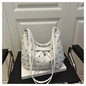 Vue détaillée du sac cabas blanc à imprimé ours avec texture plissée et pendentif cœur
