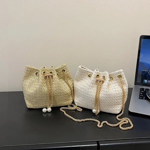 Women Straw Woven Bucket Bag Artificial Pearl Drawstring Shoulder Bag Summer Beach Crossbody Bag With Gold Chain Strap Fashion Purse