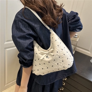 Sac hobo matelassé crème avec nœuds à pois et pendentif cœur porté à l'épaule pour femme