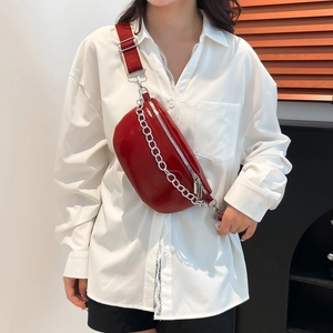 Sacoche selle rouge en cuir verni avec chaîne argentée et large bandoulière réglable