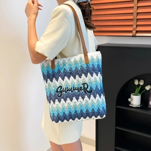 Sac cabas tissé à motif vagues bleu et blanc avec anses en cuir marron et broderie Summer