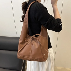 Braune Hobo-Achseltasche aus Kunstleder mit dekorativer Schleife und Schultergurt für Damen