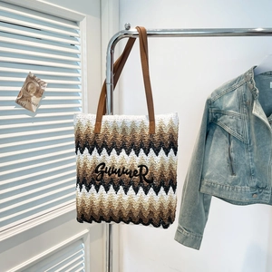 Handgewebte Stroh-Shopper-Tasche mit bunten Zickzack-Streifen und Summer-Stickerei