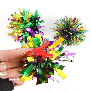 Mardi Gras Haarklammern mit lila grünen und goldenen Lametta-Pompons und roten Clips