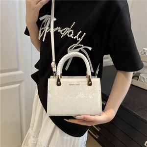 Weiße Mini-Quadrat-Handtasche mit Schlangenmuster, geflochtenem Griff und Schultergurt