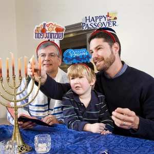 Familie trägt Happy Passover Haarreifen mit Davidstern und hebräischen Grüßen
