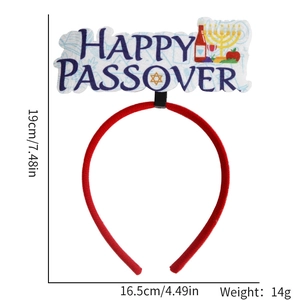 Detailaufnahme des Happy Passover Haarreifs mit Motiven von Weinflaschen und Chanukkia