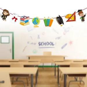 Λεπτομέρεια στοιχείων πανό αποφοίτησης όπως καπέλα και βιβλία, μέγεθος περίπου 17-20cm