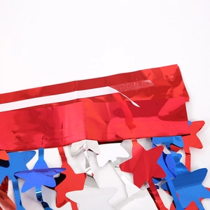 Détail de rideau d'étoiles rouge bleu argent avec ruban adhésif pour une pose facile