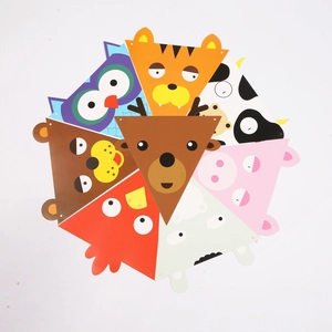 Détail de fanions en papier avec animaux mignons comme hibou tigre et panda multicolores