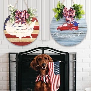 Rustikales Independence Day Holz-Türschild mit US-Flaggen-Karte und Schleifendekor
