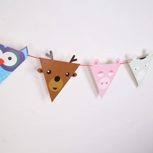 Détail d'une banderole en papier d'animaux avec hibou et cerf pour fête d'enfants