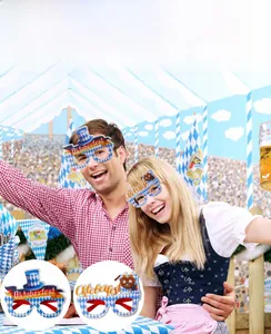 Oktoberfest feestbril met blauwe ruitjeshoed en pretzel voor feestelijke foto's