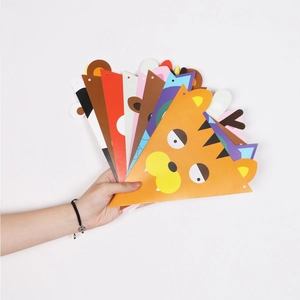 Gros plan de fanions triangulaires d'animaux mignons pour décoration de fête d'anniversaire