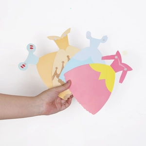 Détail de découpes de robes de princesse en papier pailleté pour bannières de fête
