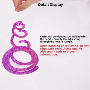 Dettaglio della decorazione a spirale rosa acceso con glitter e foro per appendere incluso