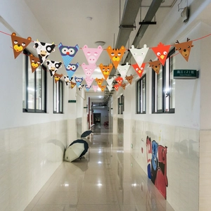 Détail de banderoles en papier avec animaux de dessins animés colorés dans une école