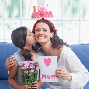 Pink I LOVE MOM flower headband for Mother's Day party with heart and carnation decor