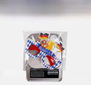 Detailopname van de Oktoberfest feestbril gewogen op 17,5g in plastic verpakking