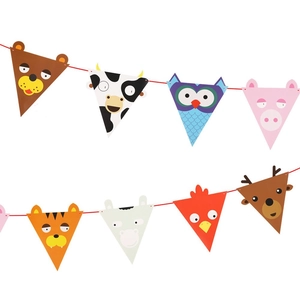Détail de la guirlande en papier avec animaux mignons comme l'ours et la vache pour fête