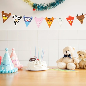 Détail d'une banderole en papier d'animaux avec ours et tigres pour décoration de fête